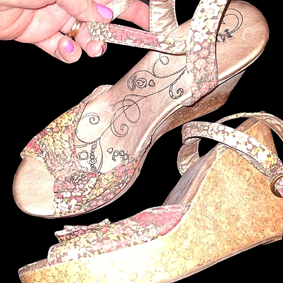 MUDD Floral 4" Wedge Sandals - Picture 11 of 15
